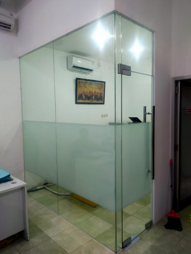 Pemasangan Pintu kaca frameless di Bank Mandiri KCU